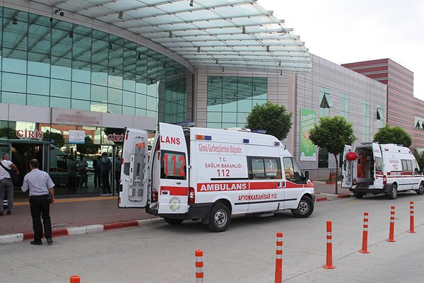 Yolcu otobüsü ile kamyonet çarpıştı: 19 yaralı