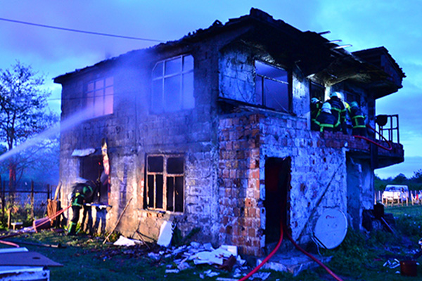 Fındık işçilerinin kullandığı ev yandı