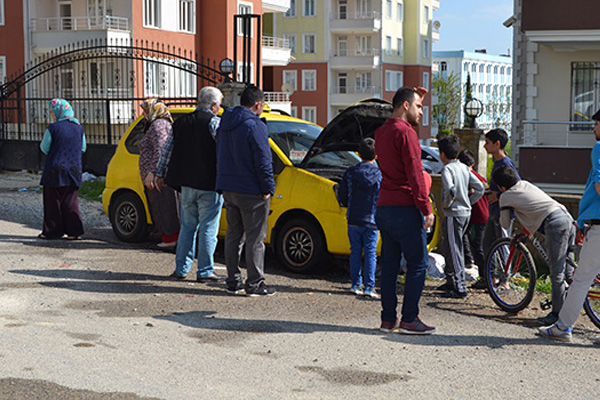 Park halindeki otomobil yandı