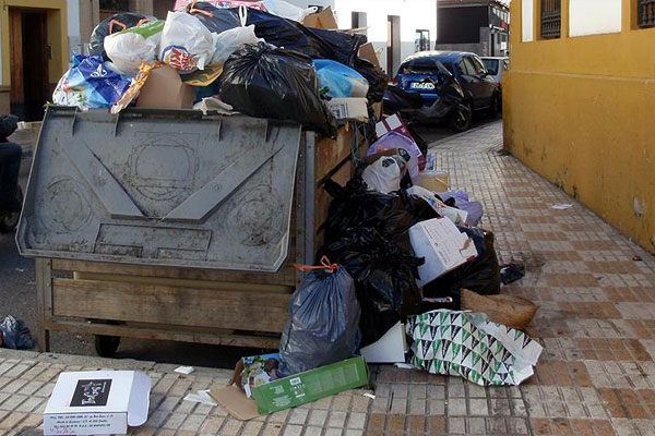 Fransa'da çöpçülerden grev