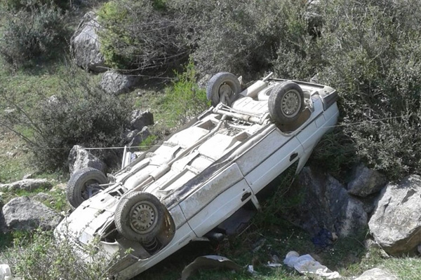 Samsun'da otomobil şarampole yuvarlandı