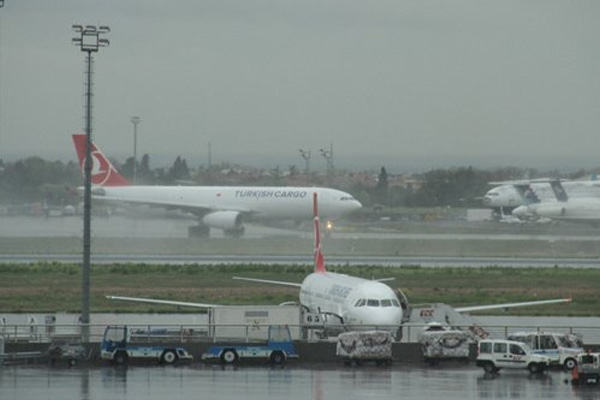 İstanbul’da hava trafiğine yağış engeli