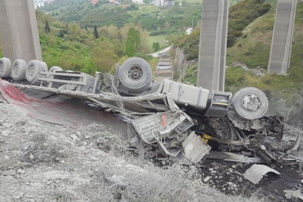 Çimento yüklü TIR viyadükten uçtu