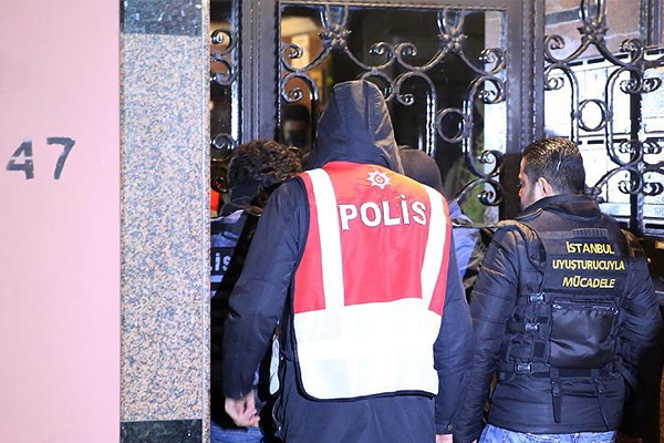 İstanbul'da eş zamanlı FETÖ operasyonu