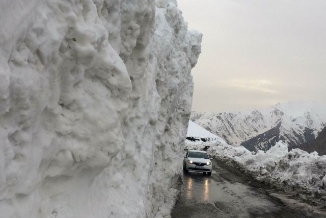 Van-Bahçesaray yolundaki kar yığınları şaşırtıyor