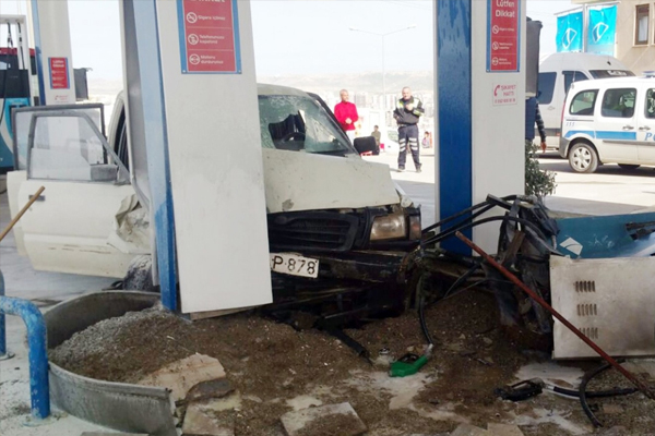 Freni boşalan araç petrol istasyonuna girdi