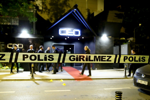 Gece kulübü önünde silahlı kavga: 2 yaralı