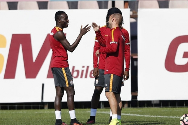 Sneijder'den Bruma'ya: F.Bahçe'yi sen yıkacaksın