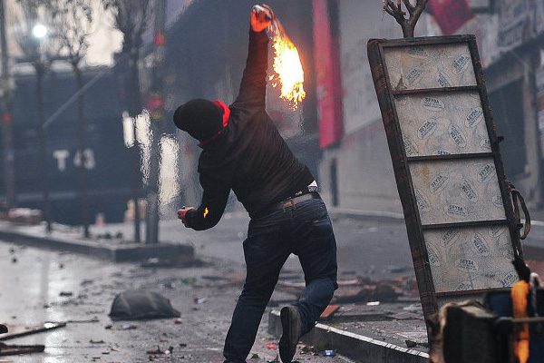 Selanik'te Türkiye Konsolosluğu'na molotoflu saldırı