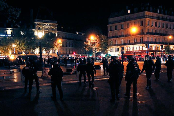 Fransa'da Le Pen ve Macron protestosu