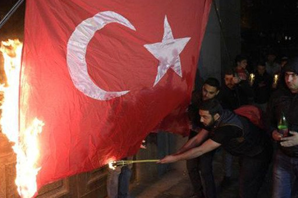 Ermenistan'da Türk bayrağı yaktılar!