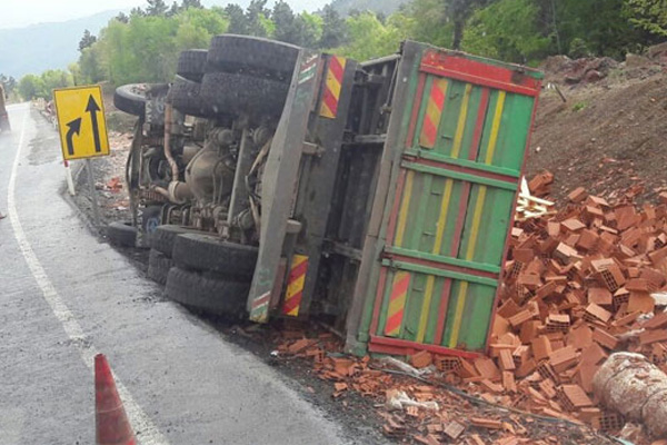 Tuğla yüklü kamyon devrildi: 1 yaralı