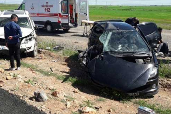 İçinde polislerin bulunduğu araç kaza yaptı