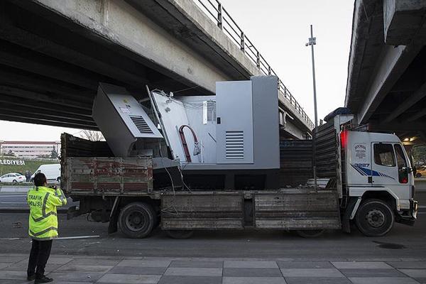 Kamyon köprüye sıkıştı