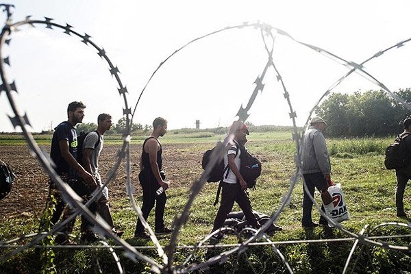Macaristan'dan sığınmacılara tel örgülü önlem
