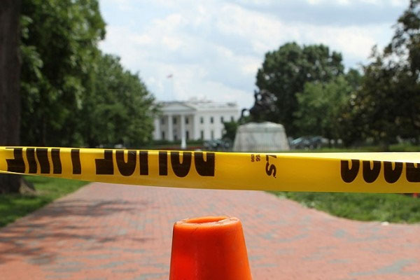 Beyaz Saray giriş çıkışa kapatıldı