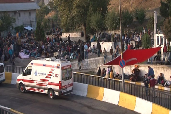 Mültecilerin otogardaki bekleyişi sürüyor