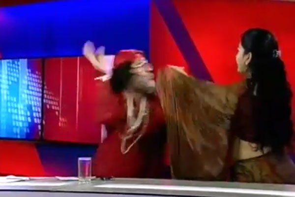 Astrolog din adamıyla tekme tokat kavga etti