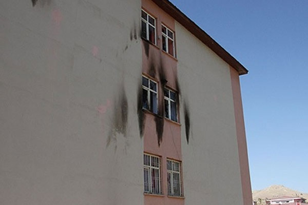 Van'da ilkokula molotoflu saldırı