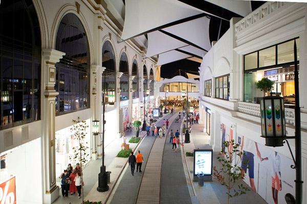 İstanbul'da AVM'ye patlayıcı attılar