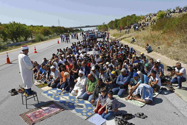 Vali mültecilerle TEM'de namaz kıldı