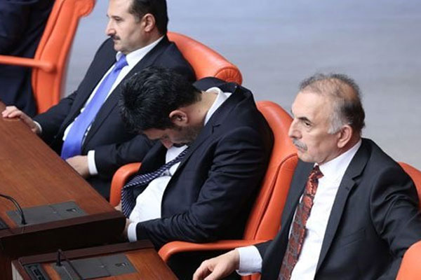 AK Parti'de Uğur Işılak çizik yedi