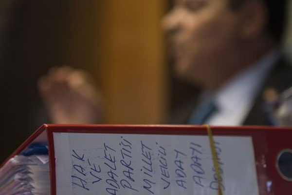 AK Parti lehine seçimden çekildi