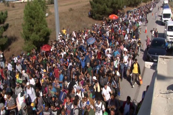Suriyeli sığınmacılar sınır kapısına yürüyor