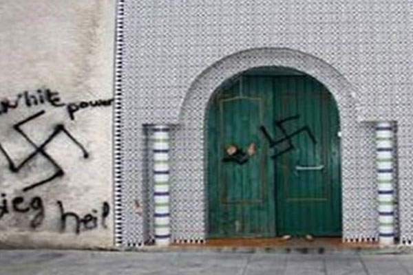 Almanya'da camiye ırkçı saldırı