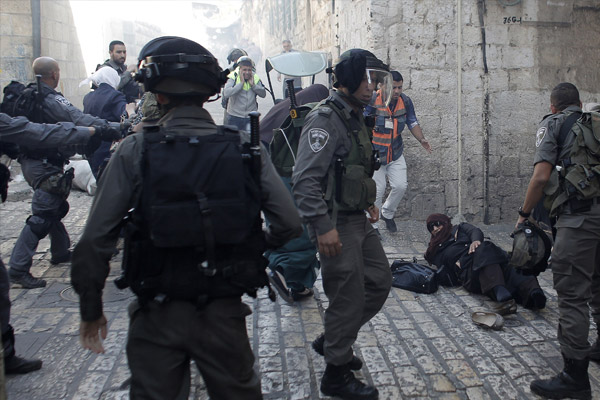 İsrail'in Mescid-i Aksa saldırıları sürüyor