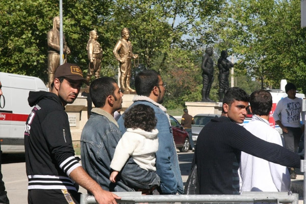 Mültecilerin bekleyişi sürüyor