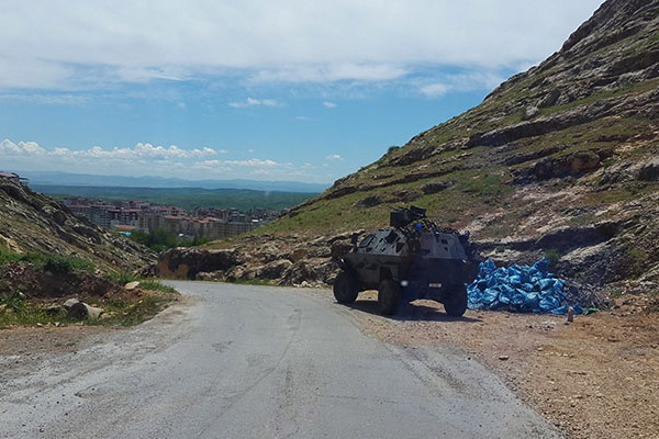 Erzak minibüsünün geçişi sırasında patlama