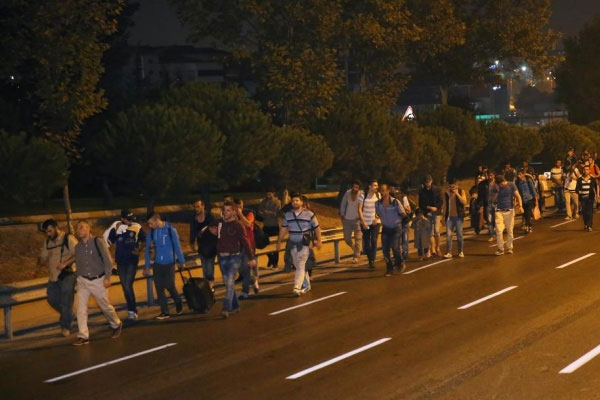 Polis mültecileri durdurdu