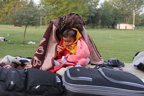 Almanya hayaliyle 8 gündür bekliyorlar