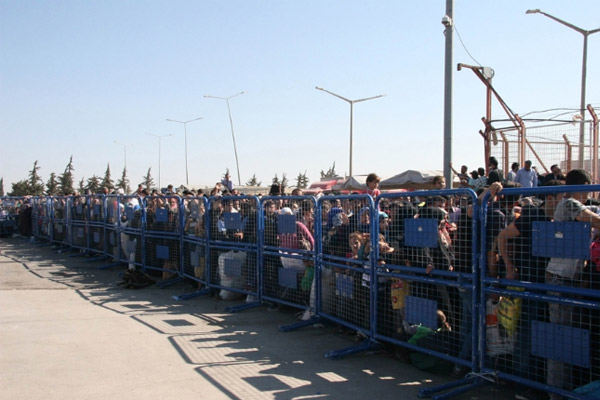 Suriyeliler sınıra akın etti