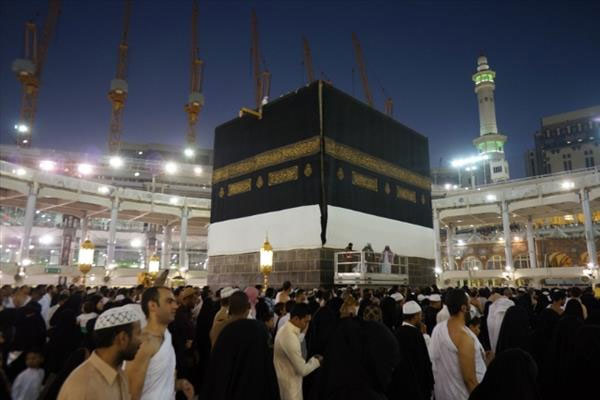 Kâbe’nin örtüsü değiştirildi