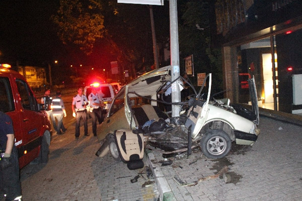 Otomobil ikiye bölündü