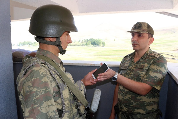 Nöbetteki askerin duygusal görüşmesi