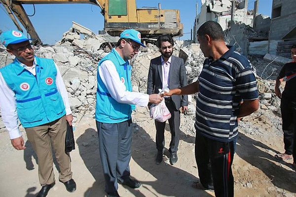 Diyanet Vakfı Gazze'de kurban eti dağıttı