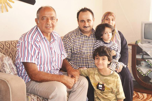 Evlerinde 80 mülteciyi barındırıyorlar