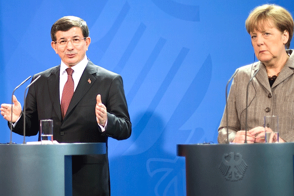 Davutoğlu'ndan Merkel'e kaçak savcı isteği