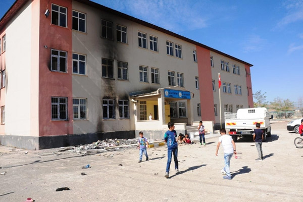 Saldırıya uğrayan okulda zil çalmadı