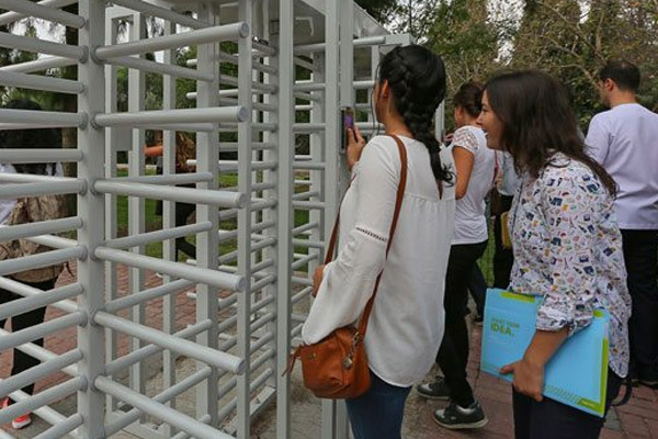 Ege Üniversitesi'nde turnikeli geçiş