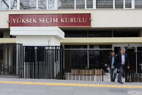 Yüksekova'da sandıkları taşıma kararı