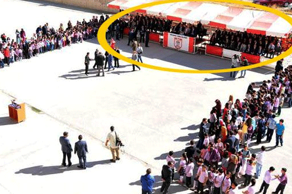 Protokolün önündeki öğrencilerin zor anı