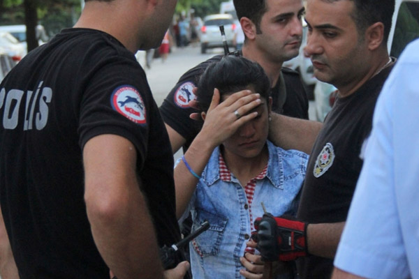 Genç kadın ’yan bakıyor’ diye bıçakladı