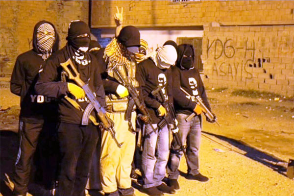 Polise atmak isterken elinde patladı