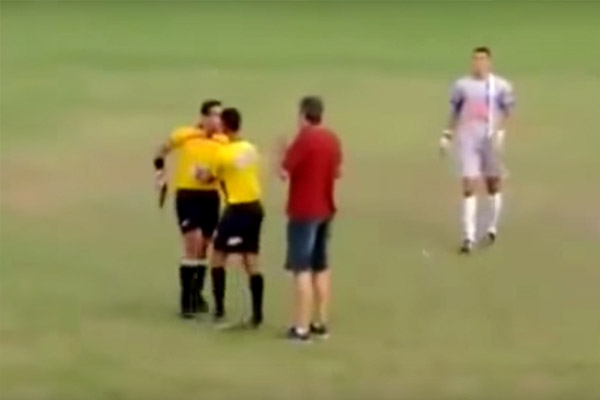 Hakem maç sırasında silah çekti