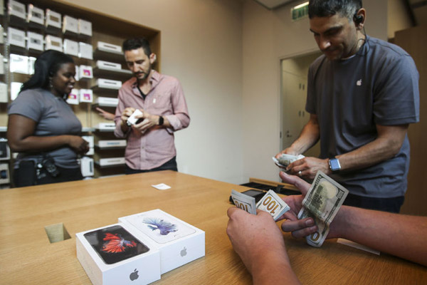 Yeni iPhone'lar satış rekoru kırdı