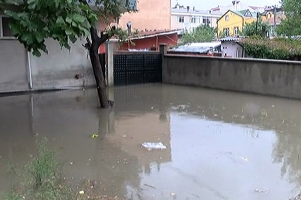 İstanbul Ümraniye’de evleri su bastı